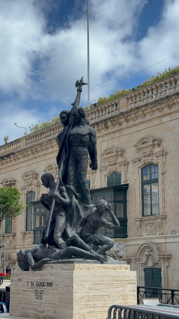 The 7 June 1919 monument in front of a baroque palace